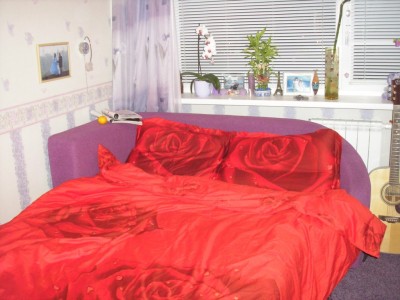 Но любовь к фиолетовому не помещала соблазниться на красную постель:)