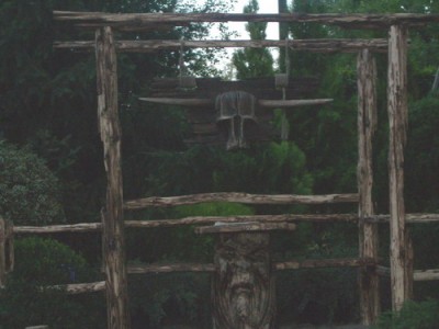 это нечто тотемное... нагнетающее ужасть...