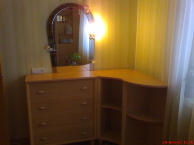 Просто мебель возле стены с зеркалом