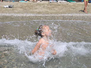 А это мой "цветочек" в море бултыхается