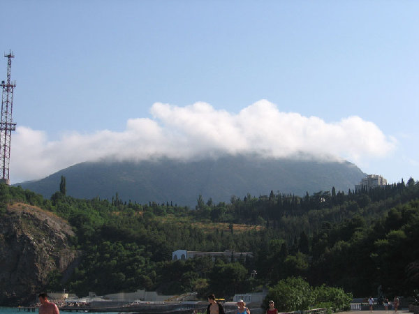 Тучка зацепилась за гору