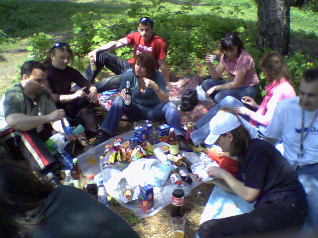 Хельга с мужем, Оксана (за ней Артем), Тинка, Дюдюка, Стас, ergo (в белом блайзере), Aileen (со спины в зеленой футболке)