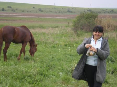 Счастливая обладательница дерьма в кулёчке...