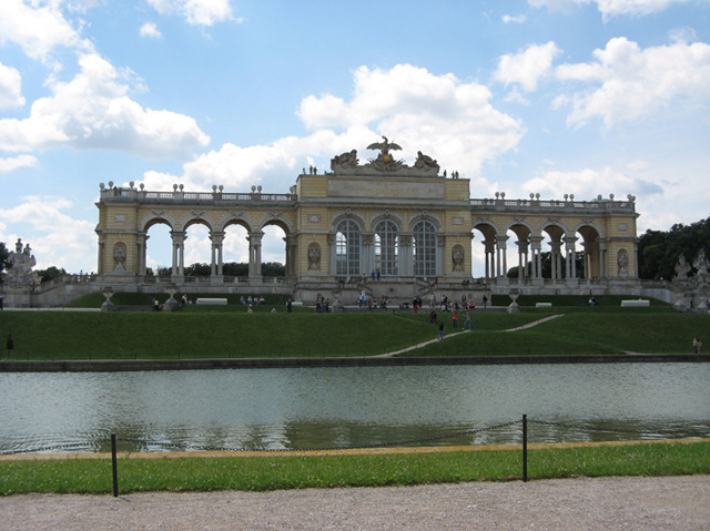 Небольшая терраса, так сказать &quot;для наблюдения за луной&quot;, сейчас здесь кафе