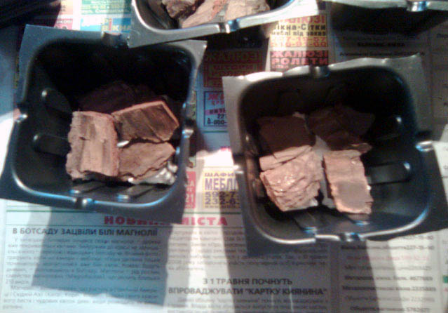 Плоскими кусочками обкладываем пенопласт.