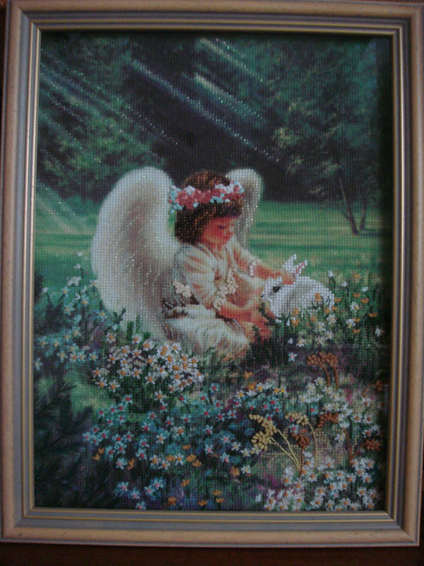 Это частичная вышивка на канве с отпечатанным фоном, здесь используется несколько видов стежков