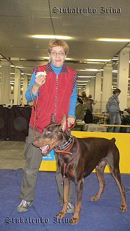 а это Вика со своим Сникерсом (и ели мы действительно на ходу :))