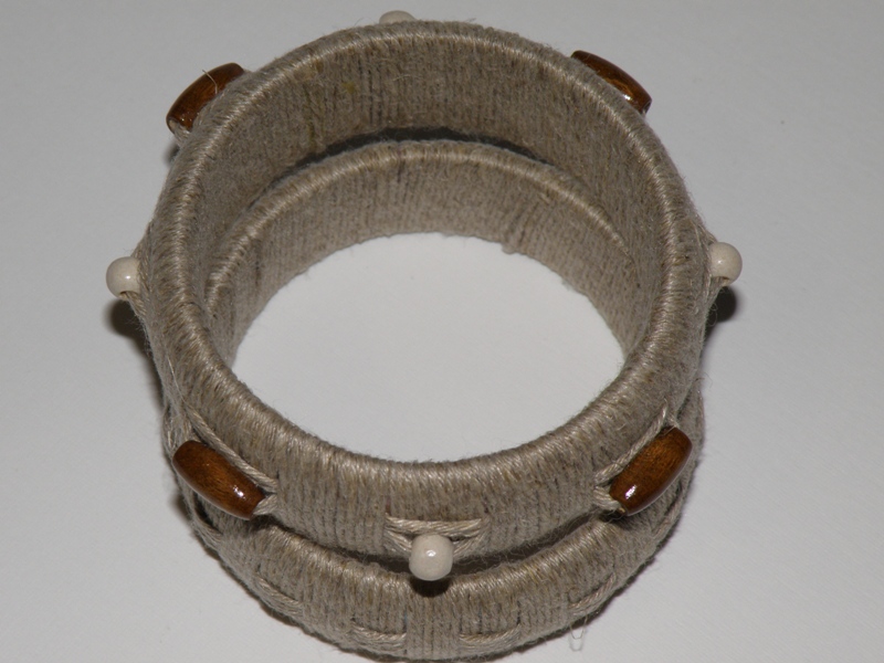 Браслет обмотала льняной нитью, украшен деревяными бусинами