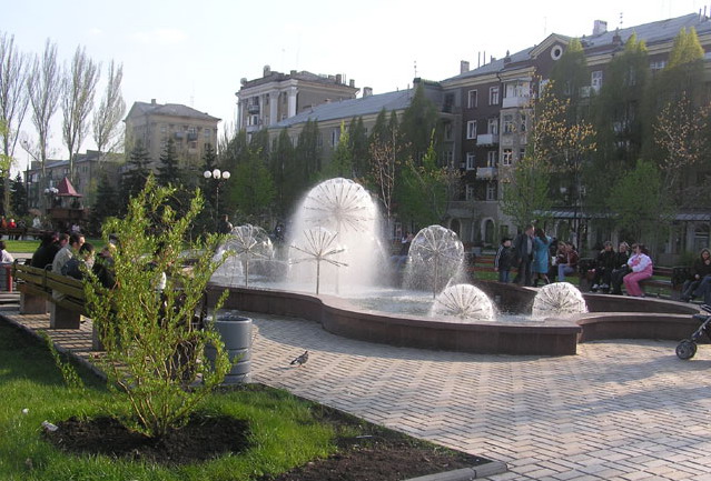 Прошу обратить внимание: люди все в париках))) - вообще-то они бритоголовые)))