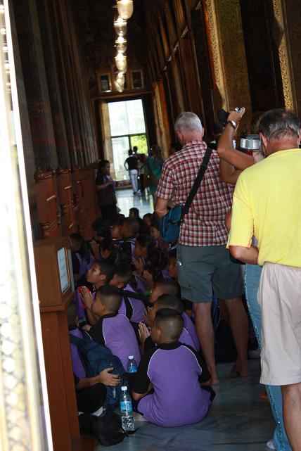 Дети в Храме Лежащего Будды.jpg