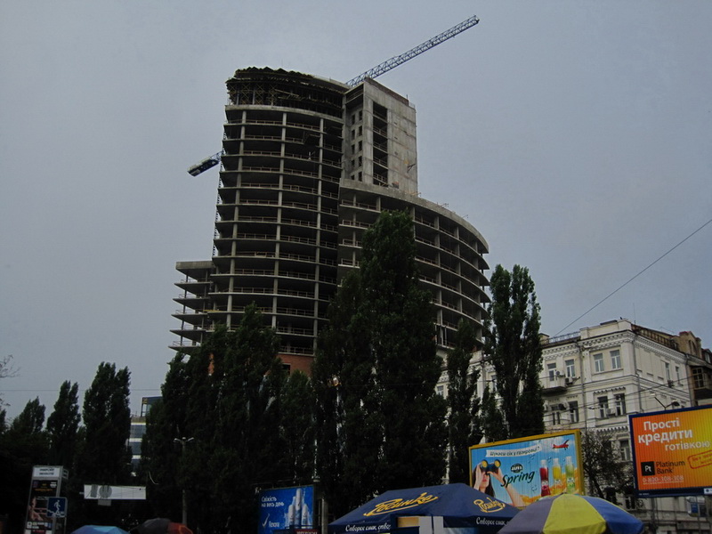 Во дворе этого здания  на ул. Пирогова строится еще один монстр