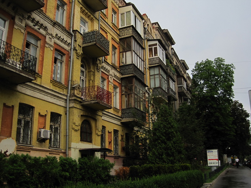 Двор этого здания небольшой, но что в нем наворотили умельцы