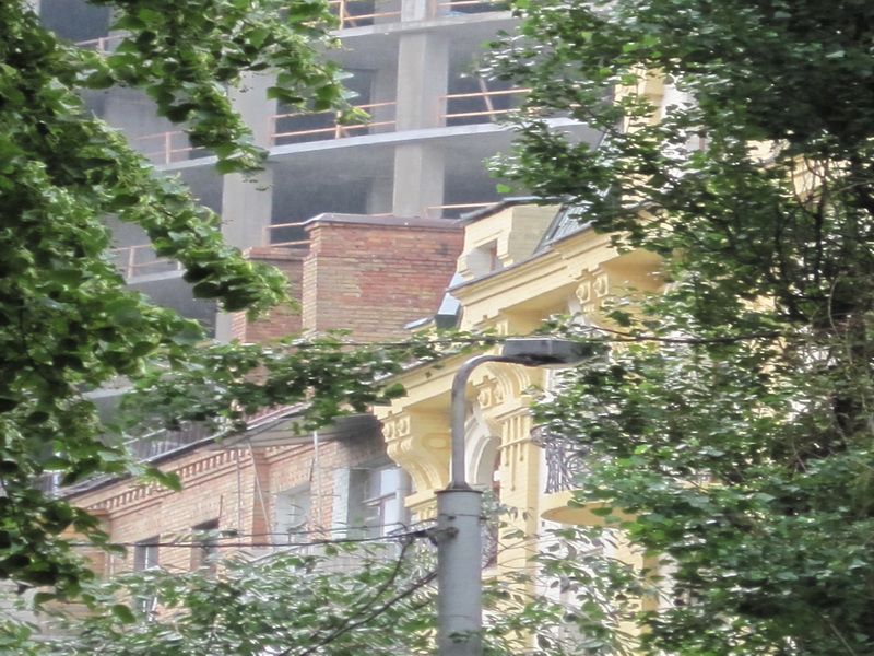 В милом дворе с липами нависают такие глыбы и прямо по центру двора еще стройка на фото ниже