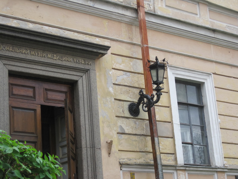 Здание музея медицыны тот же двор , только вид с ул. Хмельницкого.Оно в аварийном состоянии.Наглядный диагноз киевскому руководству