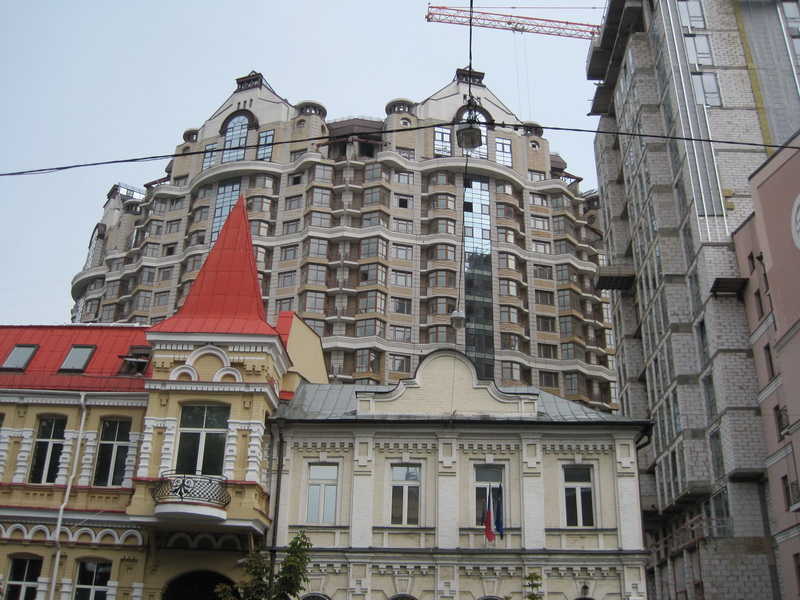 Урод напротив- строимся &quot;па багатому&quot;