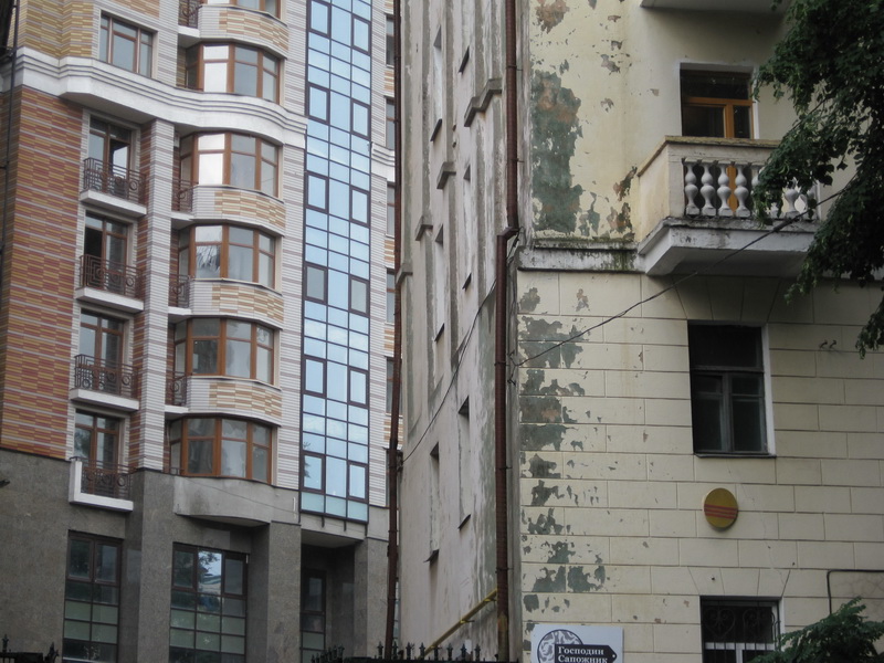 Еще один монстр во дворе