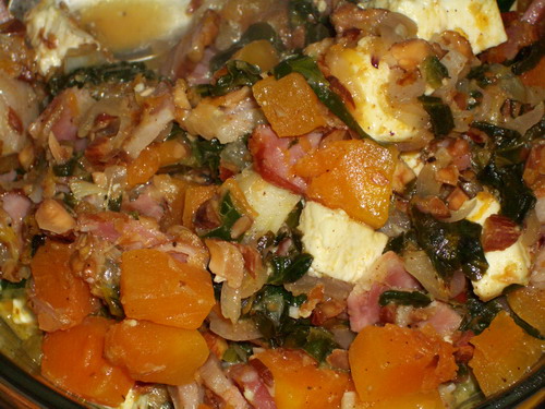 Теплый салат с тыквой, сыром и ветчиной