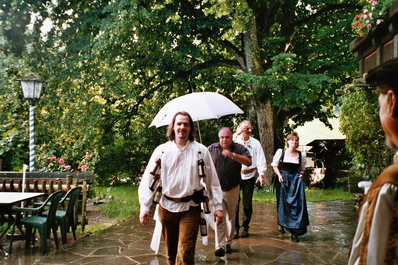 после нахождения невесты жених платит за выпитое,всё что выпили участвующие в этом деле гости,и на него вешаются все пустые бутылки